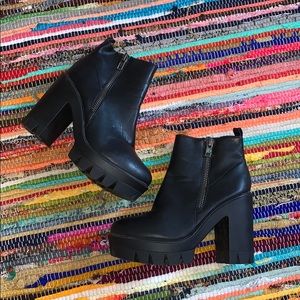 CHUNKY ZIPPER ANKLE BOOTIES